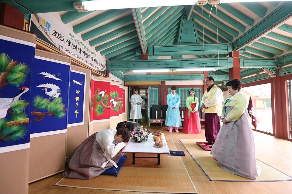 '제53회 성년의 날'을 맞은 19일 오전 10시30분 연천군 연천향교 명륜당에서 전통 성년례 기념행사가 열렸다. (사진=심상금 연천군의원 페이스북)