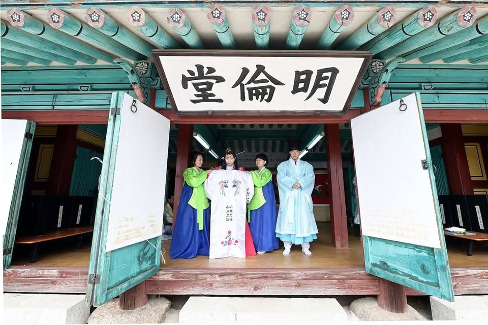 '제53회 성년의 날'을 맞은 19일 오전 10시30분 연천군 연천향교 명륜당에서 전통 성년례 기념행사가 열렸다. (사진=심상금 연천군의원 페이스북)