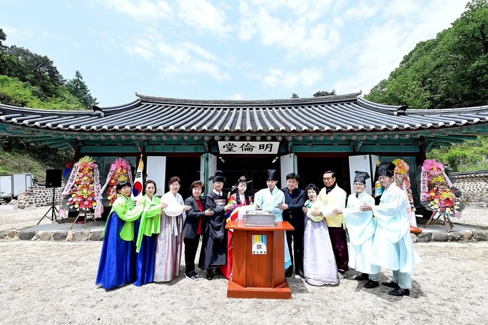'제53회 성년의 날'을 맞은 19일 오전 10시30분 연천군 연천향교 명륜당에서 전통 성년례 기념행사가 열렸다. (사진=심상금 연천군의원 페이스북)