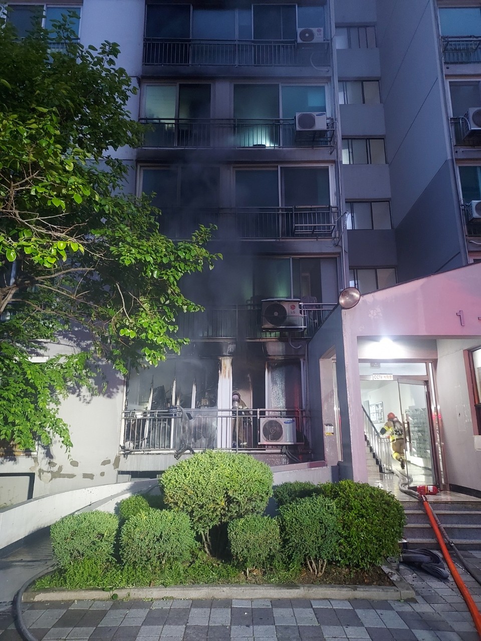 20일 오전 4시50분께 수원시 영통구 원천동 15층짜리 아파트 1층 세대에서 불이 나 4명이 부상을 입었다. 또 화재 세대를 태우고, 신고를 받고 출동한 소방당국에 의해 약 43분 만인 오전 5시33분께 모두 진화됐다. (사진제공=경기도소방재난본부)