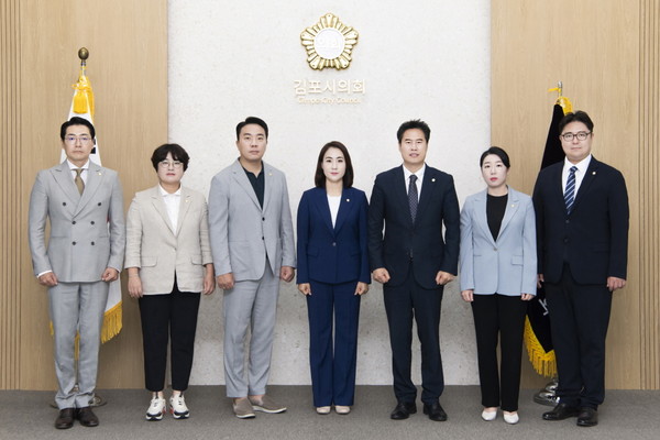 김포시의 2차 추경안 재처리를 위한 임시회 개회를 앞두고 더불어민주당 의원들이 성명을 내고 김포시의 을 질차하고 있다. (사진제공=더불어민주당 김포시의원)