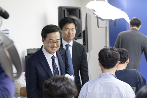 더불어민주당 김동연 대선 경선 후보가 지난 4월 22일 서울 영등포구 여의도 선거 캠프에서 열린 '백팩 메고 TMI' 기자간담회에서 경기북부특별자치도 신설 등 공약 발표하기 위해 입장하고 있는 모습. (사진제공=김동연 캠프)