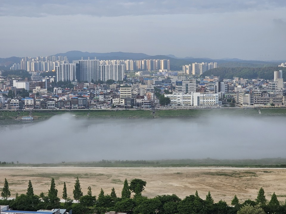 절기상 소만인 21일 오전 6시23분께 여주시 남한강인 여강에 물안개가 서서히 피어오르고 있다. (사진=김광섭 기자)
