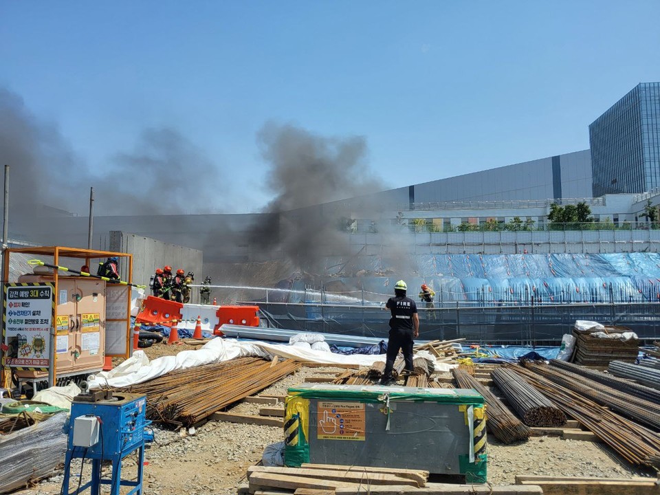 평택의 한 근린공원 지하주차장 공사장에서 불이 나 인명피해 없이 약 23분 만에 꺼졌다. (사진제공=경기도소방재난본부)