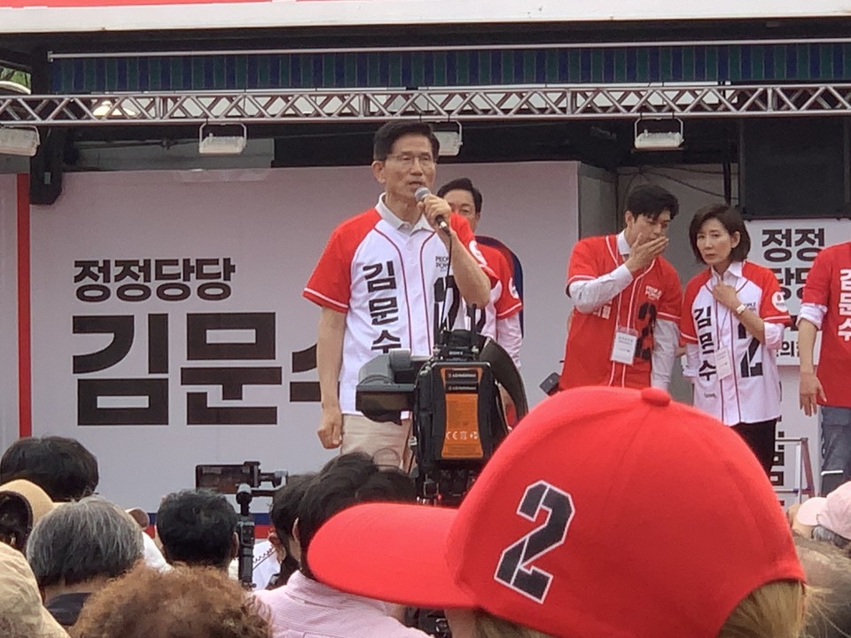 21일 오후 5시40분께 김문수 국민의힘 대통령 후보가 동두천 지행역 광장에서 집중 유세를 펼쳤다.