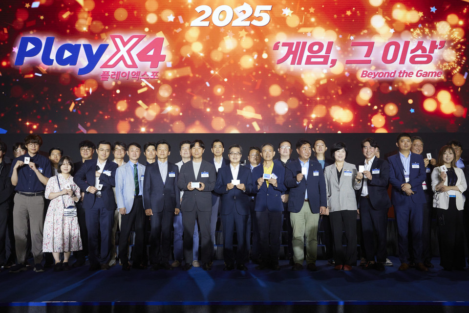 21일 오전 킨텍스 1전시장에서 열린 2025 플레이엑스포(PlayX4)에서 김동연 경기도지사와 참가자 전원이 기념촬영을 하고 있다. (사진제공=경기도)