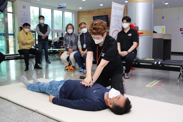 포천도시공사는 여름철 물놀이 안전사고 예방과 시민의 응급 대응 역량 강화를 위해 성인 대상 ‘생존수영 및 응급처치 특강반’을 개설하고, 오는 6월부터 포천시 신북면 소재 마홀수영장에서 본격 운영에 들어간다. (사진제공=포천도시공사)