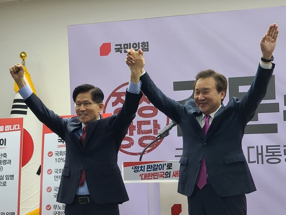 제31대 경기도지사를 지낸 손학규 전 바른미래당 대표가 22일 오전 서울 여의도 국민의힘 중앙당사 다목적홀에서 기자회견을 열고, 제32·33대 경기도지사를 역임한 김문수 국민의힘 대선 후보에 대한 공식 지지를 선언했다. (사진=조용술 국민의힘 대변인)