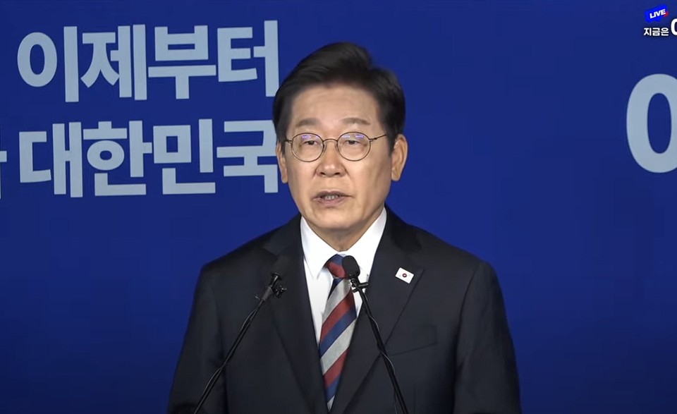 제21대 대통령선거를 9일 앞둔 가운데 이재명 더불어민주당 대선 후보가 25일 오전 11시 서울 여의도 중앙당사에서 가진 기자회견에서 정권 교체를 넘어 민주공화국의 회복을 강조하며 국민통합 정부 구상을 밝히고 있다. (사진출처=더불어민주당)