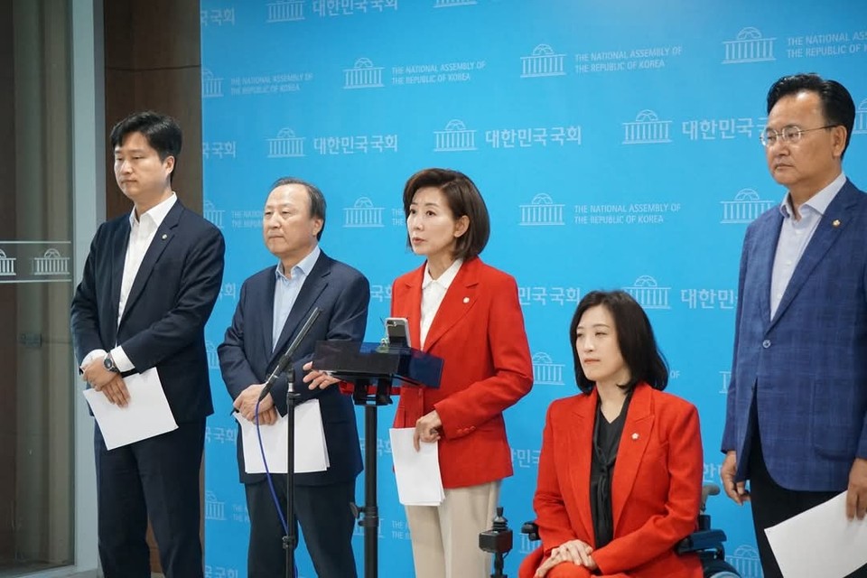 나경원 위원장 등 김문수 국민의힘 대통령 후보 직속 ‘사법독립수호·독재저지 투쟁위원회’가 25일 오전 국회 소통관에서 기자회견을 열고 “이재명 민주당이 사법부를 사유화하고 법치주의를 파괴하고 있다”고 강하게 비판했다. (사진=나경원 의원 페이스북)