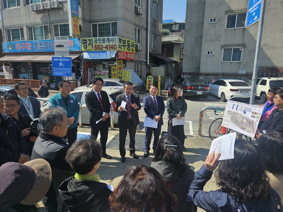 경기도의회 백현종 도시환경위원장(우측 세번째)이 지난 2일, 이은주 교육행정위원회 의원(우측 네번째)과 백경현 구리시장(우측 두번째)을 비롯한 관계 공무원과 함께 인창천 생태하천 복원사업 현장을 방문해 사업 추진 현황을 점검하고 향후 일정과 개선과제를 논의했다. (사진제공=구리시)