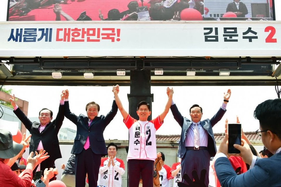 김문수 국민의힘 대선후보가 26일 자신의 페이스북 계정을 통해 “정말 특별한 날”이라며 전직 경기도지사 3명의 지지 선언에 감사를 표했다. (사진=김문수 후보 페이스북)