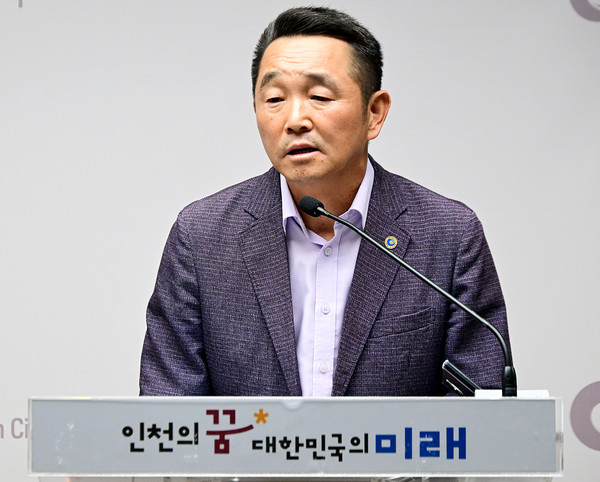 이철 도시계획국장이 27일 시청 브리핑룸에서 용현·학익 1블록 도시개발사업의 일환으로 조성될 복합문화커뮤니티 시설의 조성 계획과 향후 추진 방향을 설명하고 있다. (사진제공=인천시)