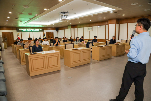 의정부시의회는 27일 시의회 의원회의실에서 전 직원을 대상으로 글쓰기 역량 강화 교육을 실시했다. (사진제공=의정부시의회)