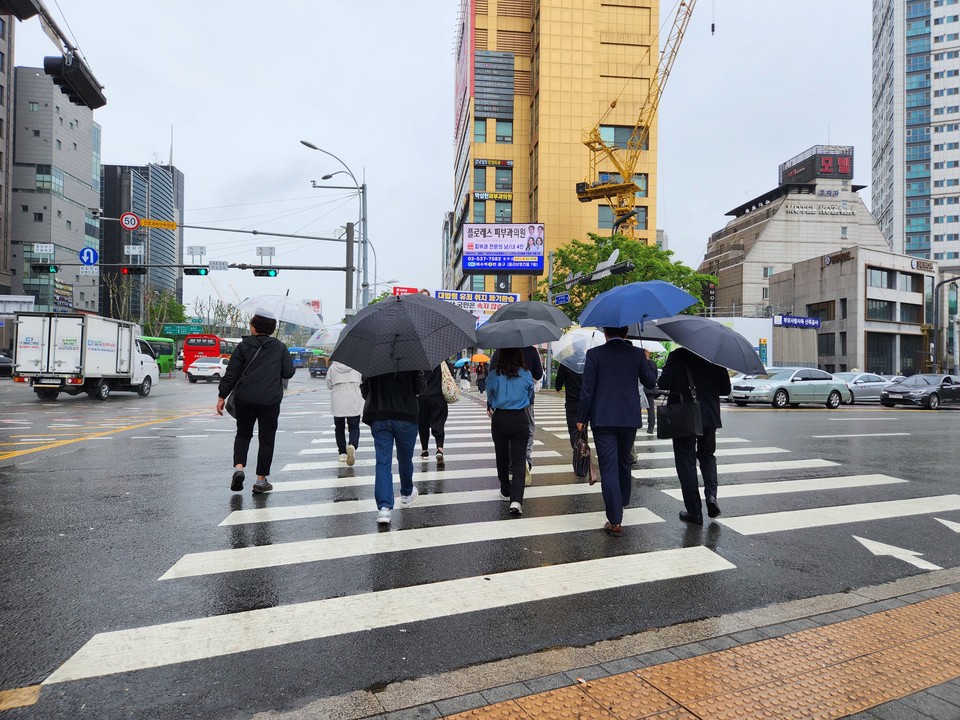 ​​​​​​​22일 목요일 수도권(경기·인천) 지역은 아침까지 가끔 비가 내리는 곳이 있겠고, 대체로 흐리다가 오후부터 맑아지겠다. (사진=중앙신문 DB)