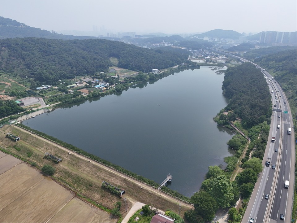 28일 오전 11시15분께 찾은 오산 서랑저수지가 시민 힐링 공간으로 재탄생하기 위해 정비 사업에 본격 착수했다. (사진=김종대 기자)