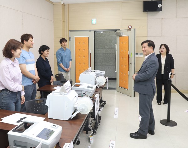 박승원 시장이 28일 철산3동 행정복지센터 내 설치된 사전투표소를 방문해 준비 상황을 점검하고, 투표사무원들을 격려하고 있다. (사진제공=광명시)