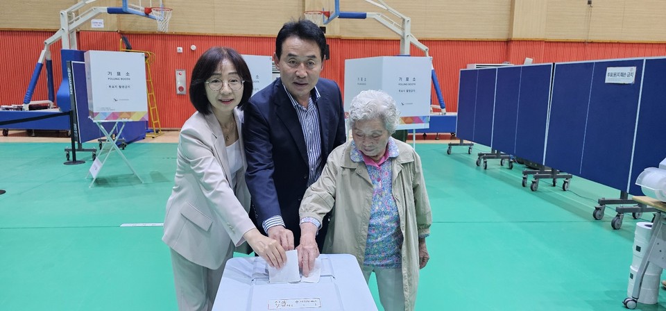 제21대 대통령선거 사전투표 첫날인 29일 오전 8시30분 백영현 포천시장이 가족과 함께 신북면 신북문화체육센터 1층에 마련된 사전투표소를 찾아 소중한 한 표를 행사하고 있다. (사진=김성운 기자)