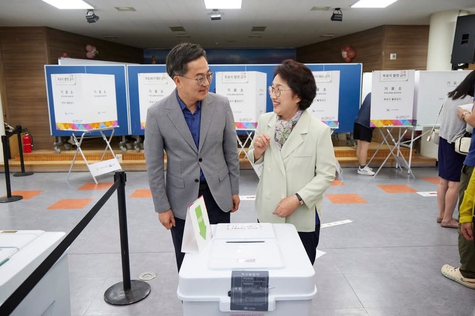 김동연 경기도지사가 29일 오전 수원시 영통구 광교1동 행정복지센터에 마련된 제21대 대통령선거 사전투표소를 찾아 부인과 함께 소중한 한 표를 행사했다. (사진=김동연 경기도지사 페이스북)