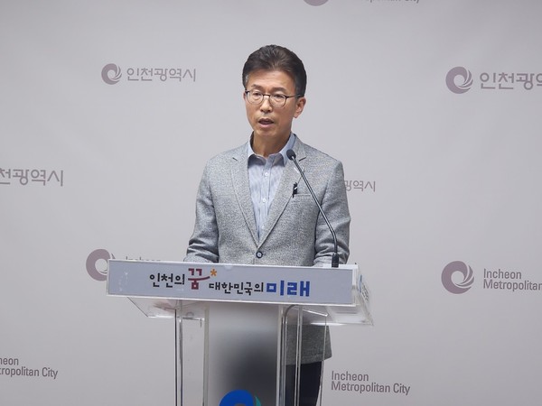 윤백진 시민안전본부장은 29일 시청 브리핑룸에서 여름철 자연재난에 선제적으로 대응하기 위해 오는 10월15일까지를 대책기간으로 설정하고, 풍수해와 폭염으로 인한 피해를 최소화하기 위한 대응 체계를 본격 가동한다고 발표하고 있다. (사진제공=인천시)