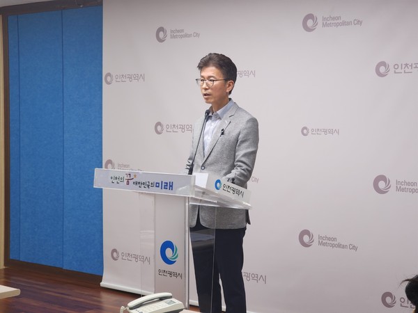 윤백진 시민안전본부장은 29일 시청 브리핑룸에서 ‘인천시민안전보험’의 보장 항목과 지원 한도를 강화해 운영 중이라고 밝혔다. (사진제공=인천시)