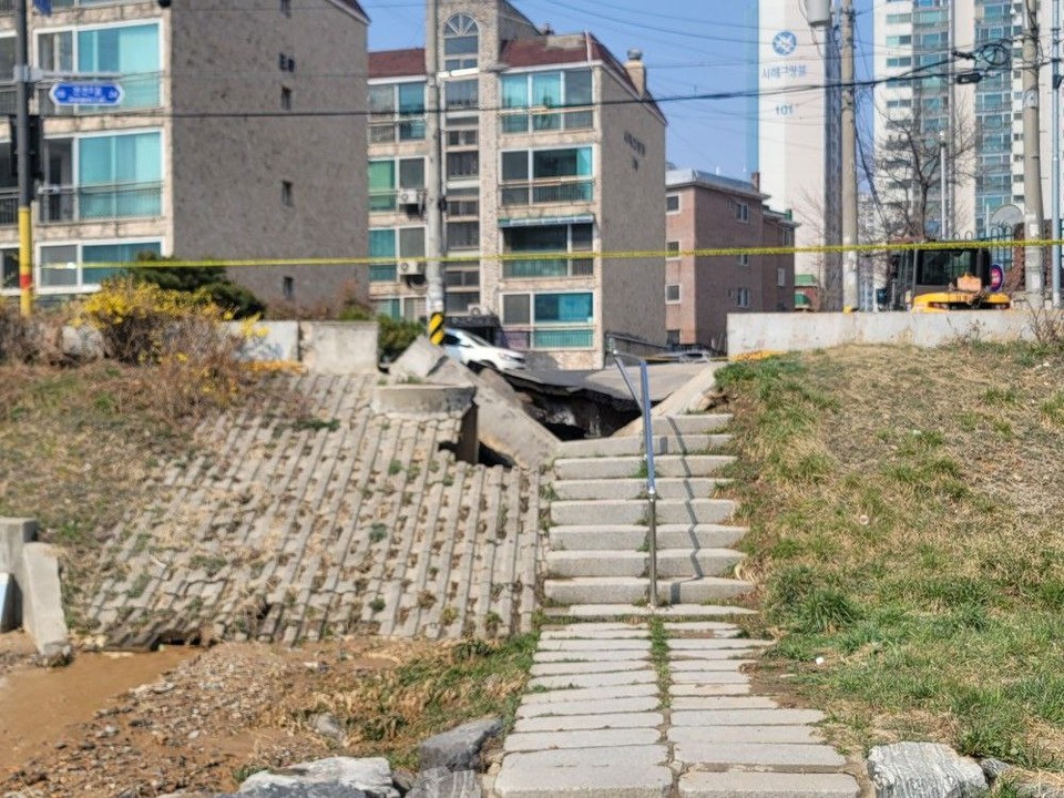 1일 오후 1시33분께 안산시 상록구 건건동의 한 도로에서 가로·세로 15미터, 깊이 1미터 규모의 땅꺼짐 현상이 발생해 당국이 조사 중이다. (사진제공=경기도소방재난본부)