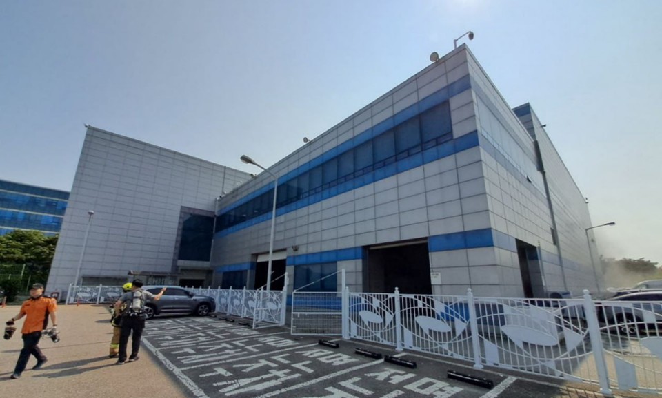 30일 오후 2시44분께 용인시 기흥구 공세동에 위치한 한 자동차연구소 실험실에서 불이 났다. (사진제공=경기도소방재난본부)