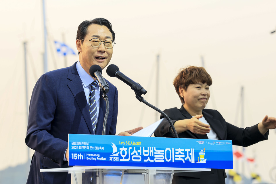 정명근 화성특례시장이 30일 화성 뱃놀이축제에서 환영사를 말하고 있다. (사진제공=화성시)