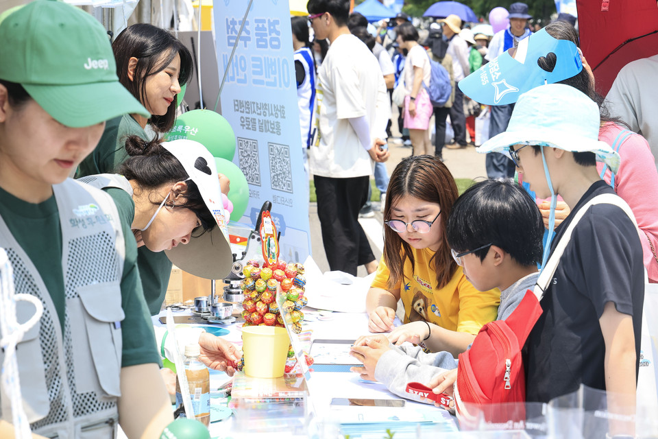 화성 뱃놀이축제에 참여한 시민들이 각종 체험을 즐기고 있다. (사진제공=화성시)