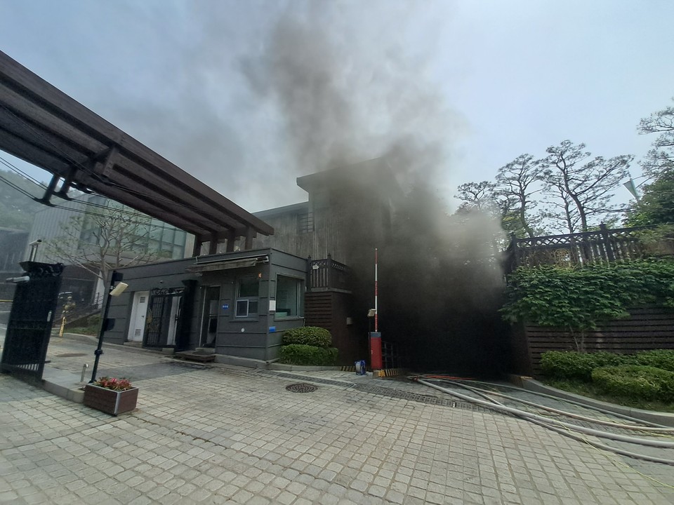 31일 오후 2시14분께 용인시 기흥구의 한 전원주택 단지 지하주차장에서 불이 났다. (사진제공=경기도소방재난본부)