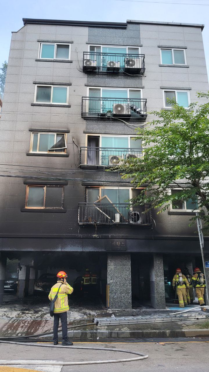 1일 오후 4시41분께 안산시 단원구 와동의 한 다세대주택 필로티 공간에 설치된 재활용 수거함에서 불이 나, 건물 입부와  필로티 공간에 주차돼 있던 차량 4대, 필로티 천장 등이 불에 탔다. (사진제공=경기도소방재난본부)