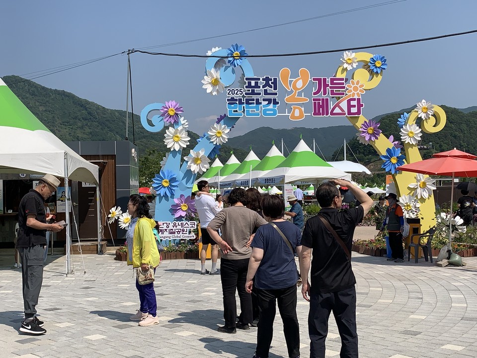 1일 오후 4시15분께 포천 한탄강 생태경관단지에는 아름다운 꽃 정원과 식물 전시, 원예 체험, 플리마켓, 푸드트럭 등 볼거리와 먹거리, 즐길 거리가 가득했다. 특히 유명세를 타고 있는 한탄강 Y자형 출렁다리가 있는 포천 한탄강 가든페스타 현장을 사진에 담았다. (사진=김성운 기자)