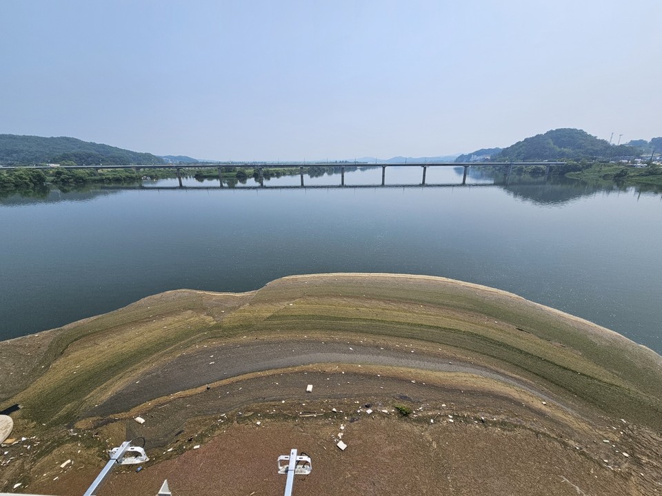 1일 오후 2시20분께 여주시 대신면 남한강 이포보에서 내려다본 남한강 위에 상류에서 떠내려 온 것으로 보이는 부유물들이 다수 걸려 있어 처리를 기다리고 있다. (사진=김광섭 기자)