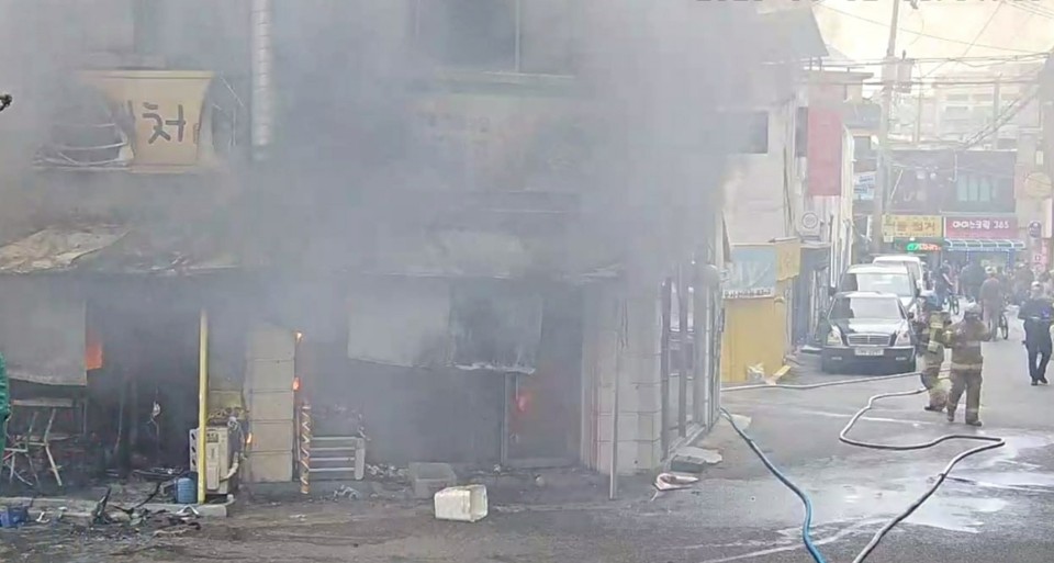 2일 오전 8시19분께 군포시 산본동의 한 2층짜리 상가 1층 점포에서 불이 나 해당 점포를 태우고, 신고를 받고 출동한 소방당국에 의해 약 26분 만인 오전 8시45분께 모두 진화됐다. (사진제공=경기도소방재난본부)