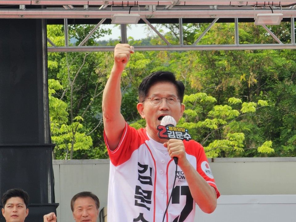 제21대 대통령선거 본투표를 하루 앞둔 2일, 권성동 국민의힘 원내대표가 이준석 개혁신당 대선후보에게 사실상 단일화를 촉구하며 김문수 후보 지지를 공개 요청했다. 권 원내대표는 이날 오전 자신의 페이스북에 올린 공개서신을 통해 “오늘 밤, 김문수 후보에게 힘을 모아달라”며 “지금은 결단할 때”라고 밝혔다. 사진은 지난 30일 지지를 호소하고 있는 김문수 후보. (사진=중앙신문DB)