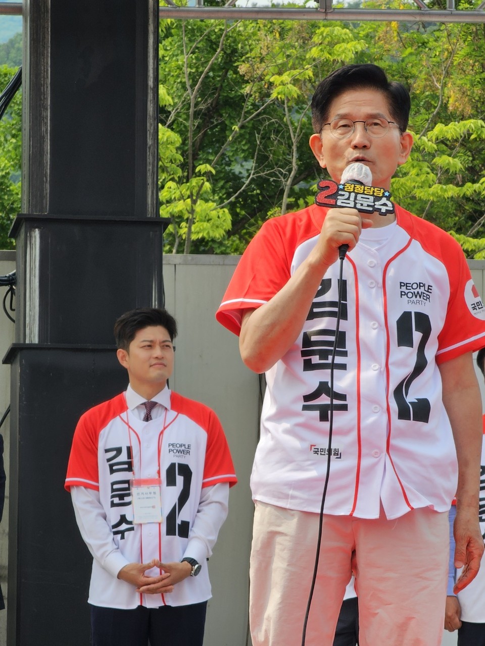 대통령선거 본투표를 하루 앞둔 2일, 국민의힘 내부에서 극심한 갈등이 분출됐다. 김용태 비상대책위원장이 윤석열 전 대통령 탄핵 반대 당론의 무효화를 시사하자 윤상현 의원이 강하게 반발했고, 이어 양향자 공동선대위원장이 윤 의원의 즉각 출당을 요구하고 나서면서 내부 갈등을 겪고 있다. 사진은 선거운동 중인 김문수 후보와 김용태 비상대책위원장. (사진=중앙신문DB)
