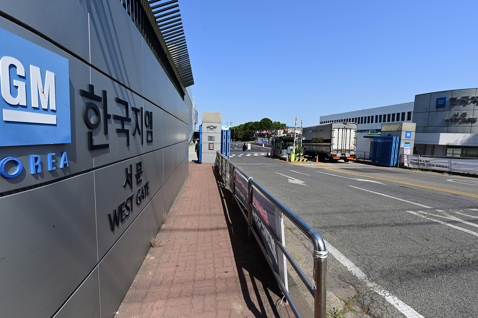 한국지엠이 또다시 철수설 위기에 휩싸였다. 사진은 한국지엠 정문 전경. (사진제공=인천시부평구)