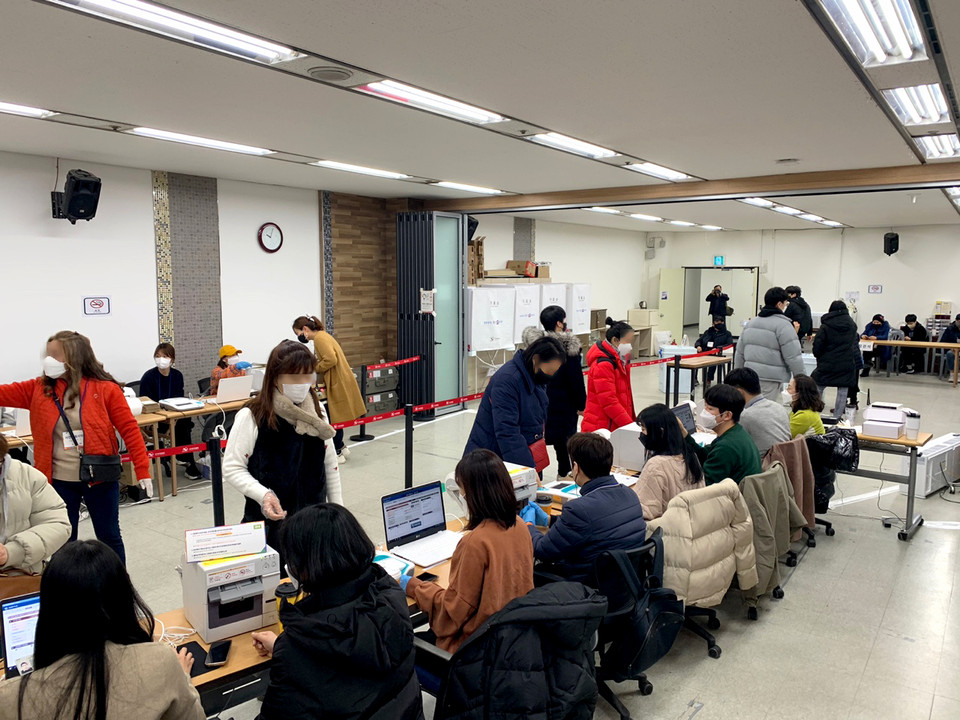 제20대 대통령선거 사전투표 첫날인 4일 오전 인천시 부평구청에 마련된 사전투표소를 찾은 많은 시민들이 사전투표에 참여하고 있다. (사진=이복수 기자)