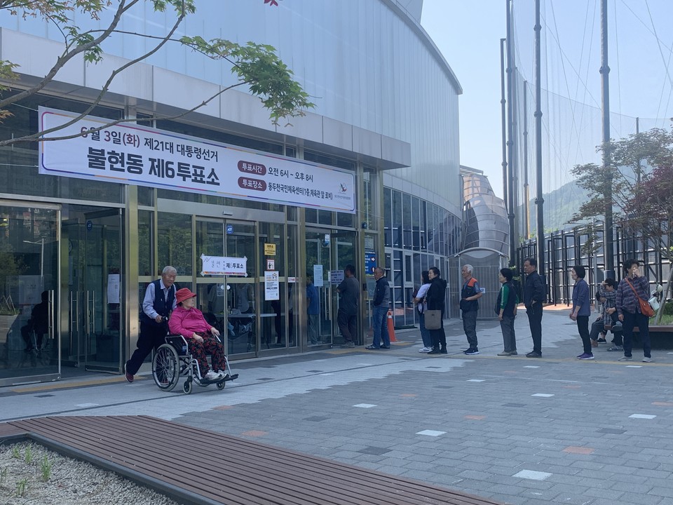 동두천시 불현동 제6투표소를 찾은 유권자들이 차례를 기다리며 줄을 서 있다. 휠체어를 탄 채 투표소를 나서는 한 어르신의 모습이 눈길을 끌고 있다. (사진=오기춘 기자)