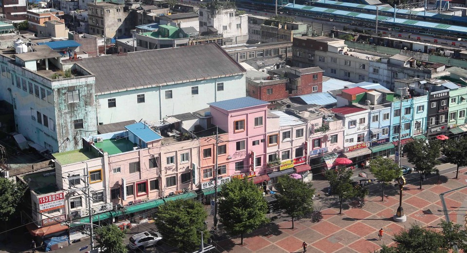 인천 동구의 핵심 지역인 동인천역 일원 도시개발사업이 첫걸음을 내디뎠다. 오랜 기간 지연돼 왔던 사업이 본격화될 수 있는 전기가 마련되면서 지역 발전에 청신호가 켜졌다. 사진은 동인천역 일원 전경. (사진제공=동구)