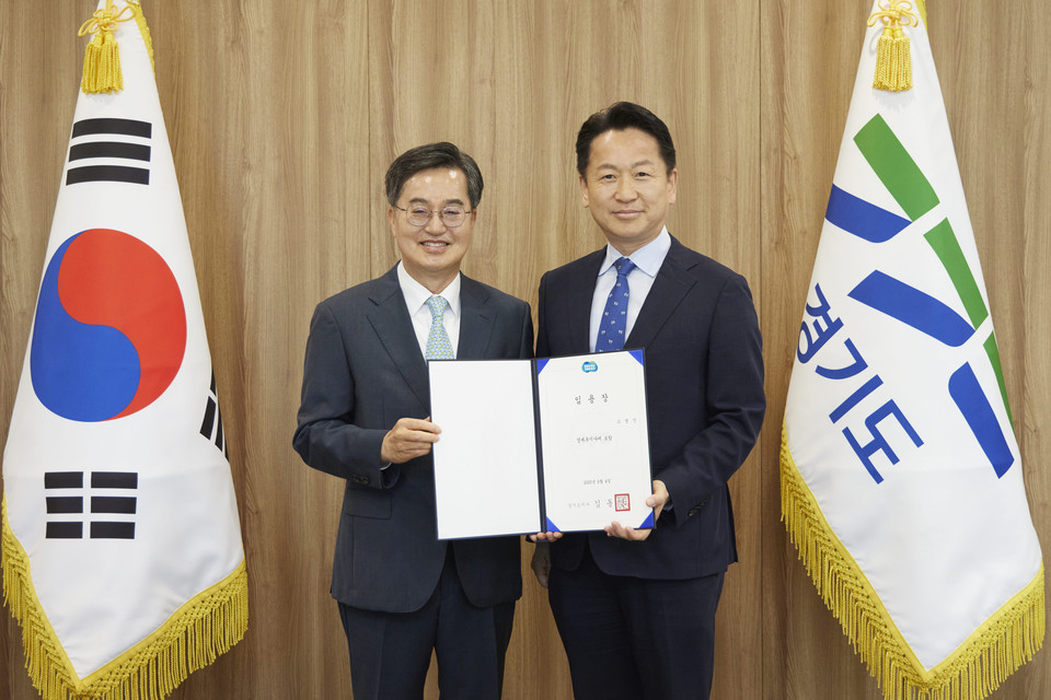 김동연 경기도지사(왼쪽)가 4일 도청에서 고영인 신임 경제부지사에게 임명장을 수여한 뒤 기념촬영을 하고 있다. (사진제공=경기도)