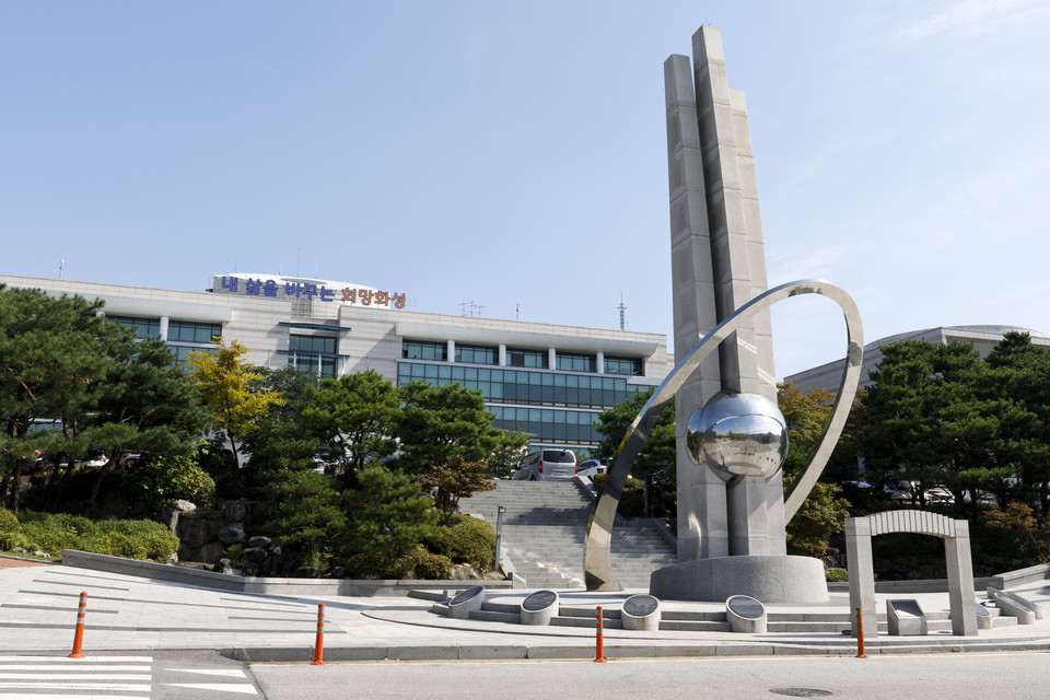 화성특례시가 급증하는 치안 수요에 대응하기 위해 11일 경기남부경찰청에 경찰서 신설을 촉구하는 건의문을 전달했다. 사진은 화성시청 전경. (사진제공=화성시)