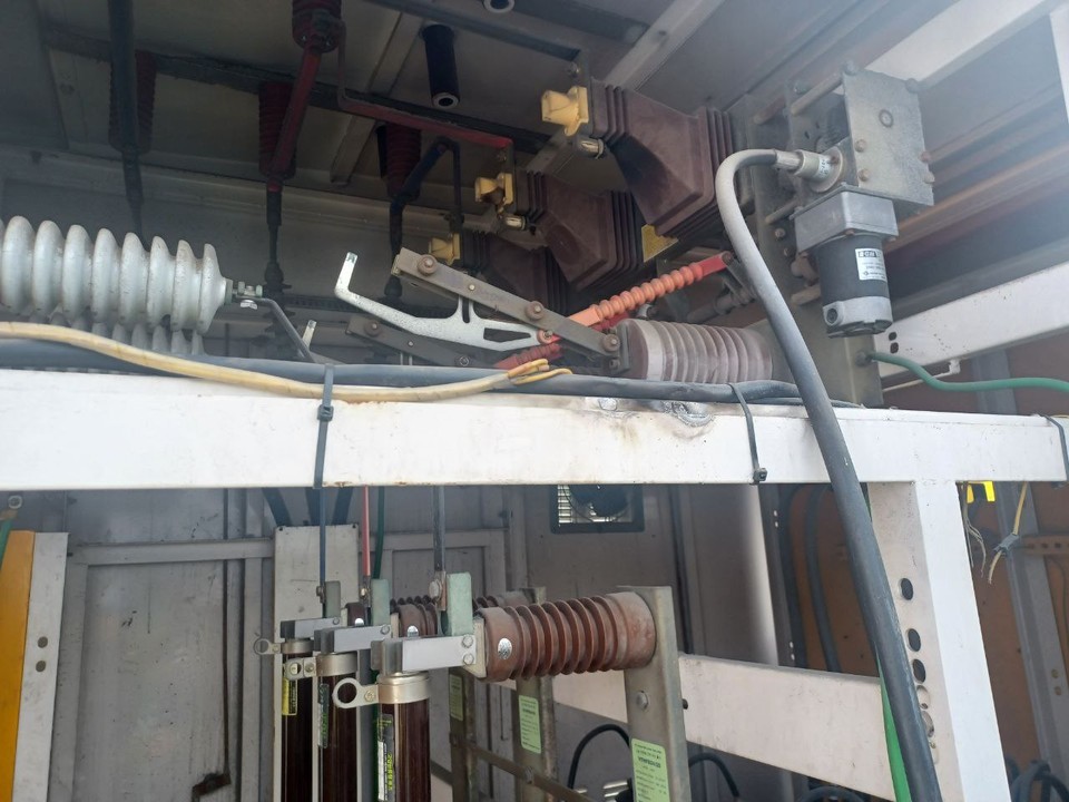 6일 오전 8시18분께 부천시 원미구 원미동의 한 5층짜리 공장 옥상에 설치된 변압기 청소 작업 중이던 60대 남성이 감전되는 사고가 나 양손 일부에 3도 화상을 입는 부상을 당해 인근 병원으로 긴급 이송됐다. 생명에는 지장이 없는 상태다. (사진제공=경기도소방재난본부)