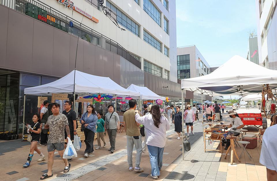 제1회 ‘2025 핸드메이드인 거북섬 페스티벌’이 6일 시흥시 거북섬 아쿠아펫랜드 일대에서 개막했다. (사진제공=시흥시)