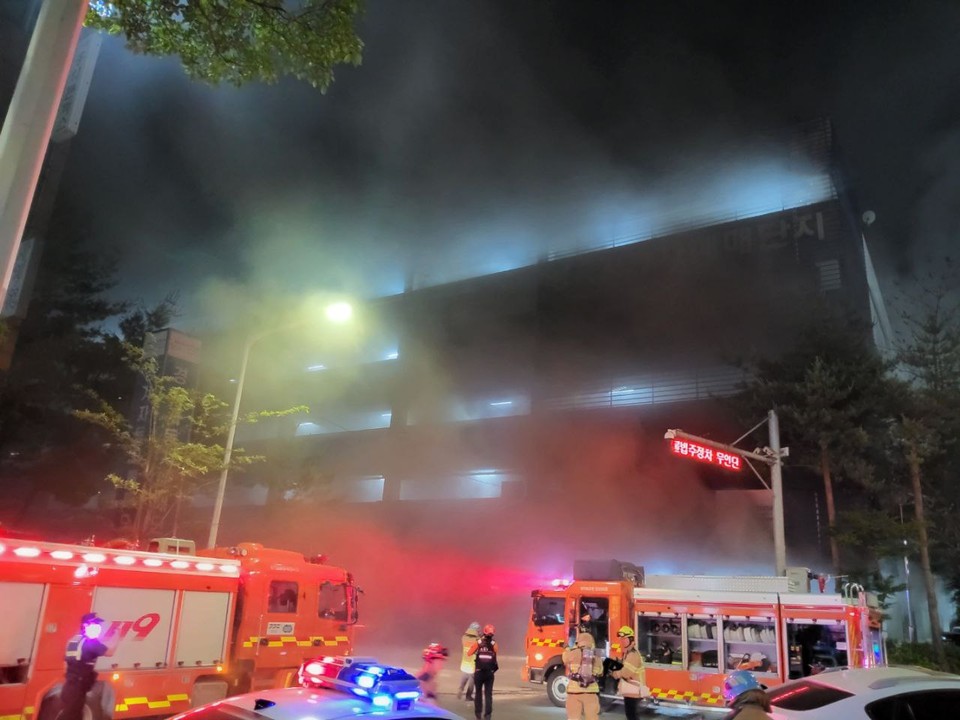 안산의 한 5층짜리 자동차매매단지에서 한밤중 불이 났다가 진화됐다. (사진제공=경기도소방재난본부)