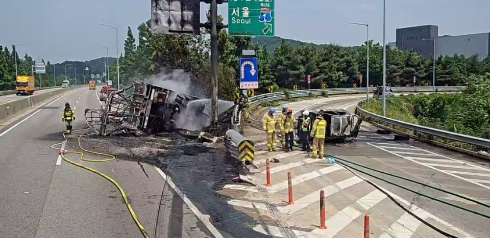 9일 오후 1시12분께 안성시 원곡면 구간 평택제천고속도로 안성분기점(JC) 부근 제천방면 도로에서 접착제를 싣고 가던 5톤 화물차와 모닝 승용차 간 추돌사고로 차량에서 화재가 발생해 두 차량이 모두 불에 탔다. (사진제공=경기도소방재난본부)