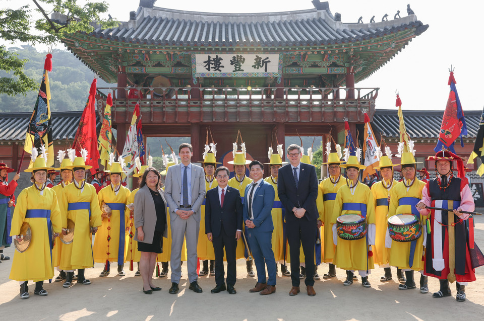9일 오후 화성행궁에서 (왼쪽부터) 레슬리 테라모트 정부간관계 사무처 차관, 데이비드 이비 BC주 수상, 김동연 경기도지사, 최병하 고용경제개발 혁신부 아시아태평양 정무 무역 차관, 짐 루트코스키 수상집무실 행정처 수석 보좌관이 취타대 공연 관람 후 기념촬영을 하고 있다. (사진제공=경기도)
