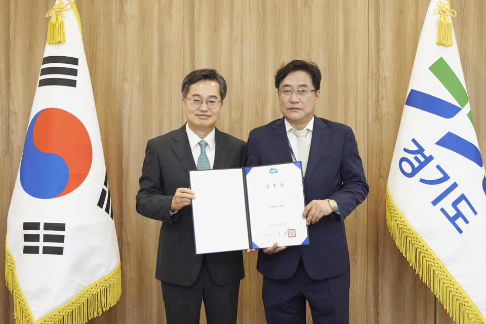김동연 경기도지사(왼쪽)가 10일 도청에서 강민석 신임 대변인에게 임명장을 수여하고 있다. (사진제공=경기도)