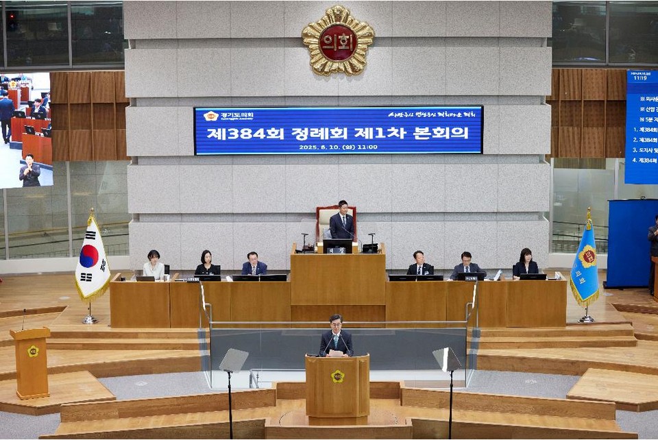 10일 오전 경기도의회 본회의장에서 열린 제384회 정례회 1차 본회의에 참석한 김동연 경기도지사가 신임간부 소개를 하고 있다. (사진제공=경기도)