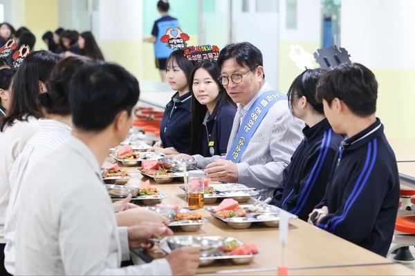 도성훈 인천시교육감이 9일 루원중학교를 찾아 ‘소소한 급식’ 캠페인에 참여하며 학생 및 교직원들과 소통의 시간을 가졌다. (사진제공=인천시교육청)